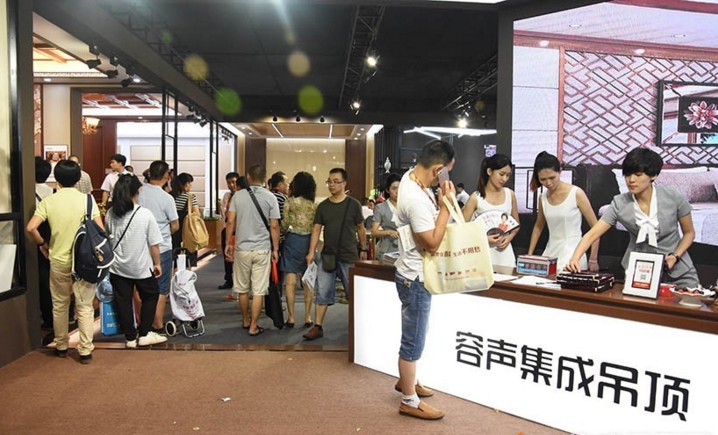 容身展館內(nèi)人潮涌動