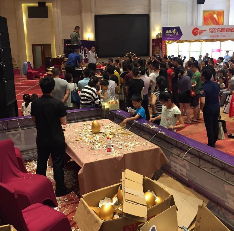 容聲集成吊頂活動(dòng)現(xiàn)場(chǎng)砸金蛋活動(dòng)