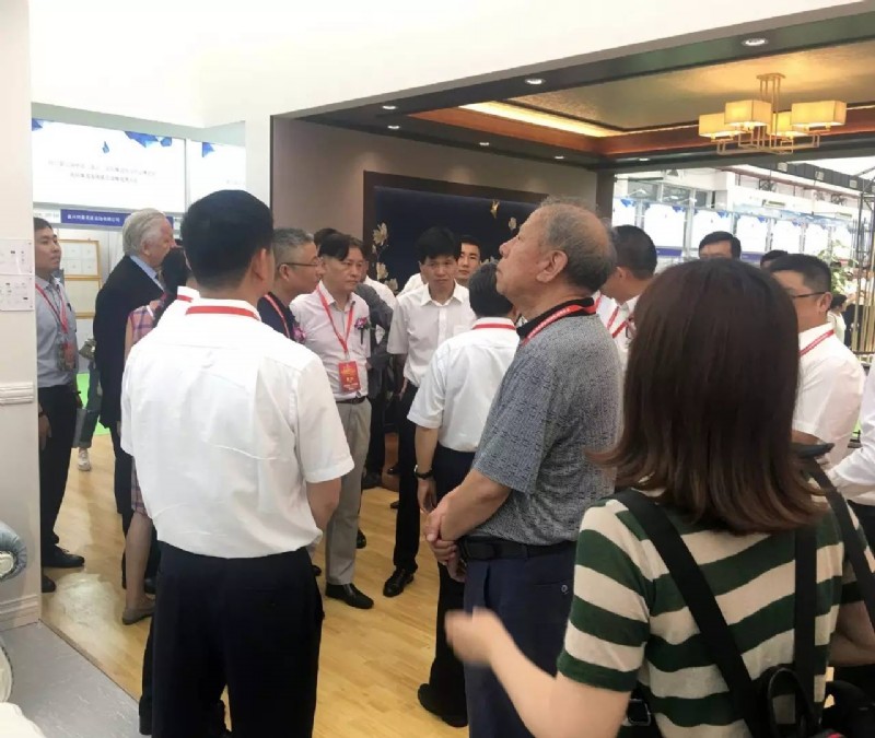 行業(yè)專家和領(lǐng)導(dǎo)蒞臨參觀