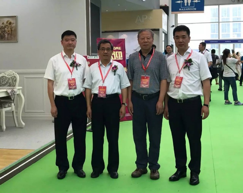 行業(yè)專家和領(lǐng)導(dǎo)蒞臨參觀